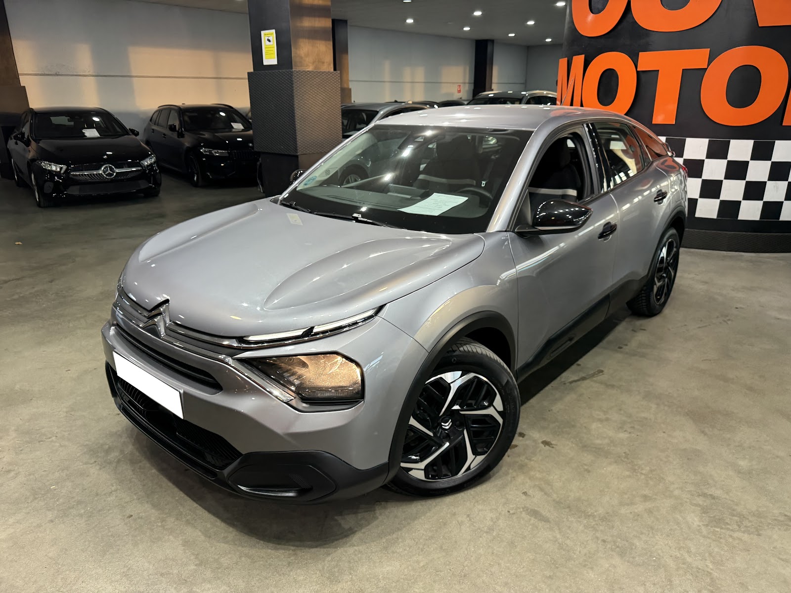 Interior de Citroen C4 2024 · foto real CSV Motor