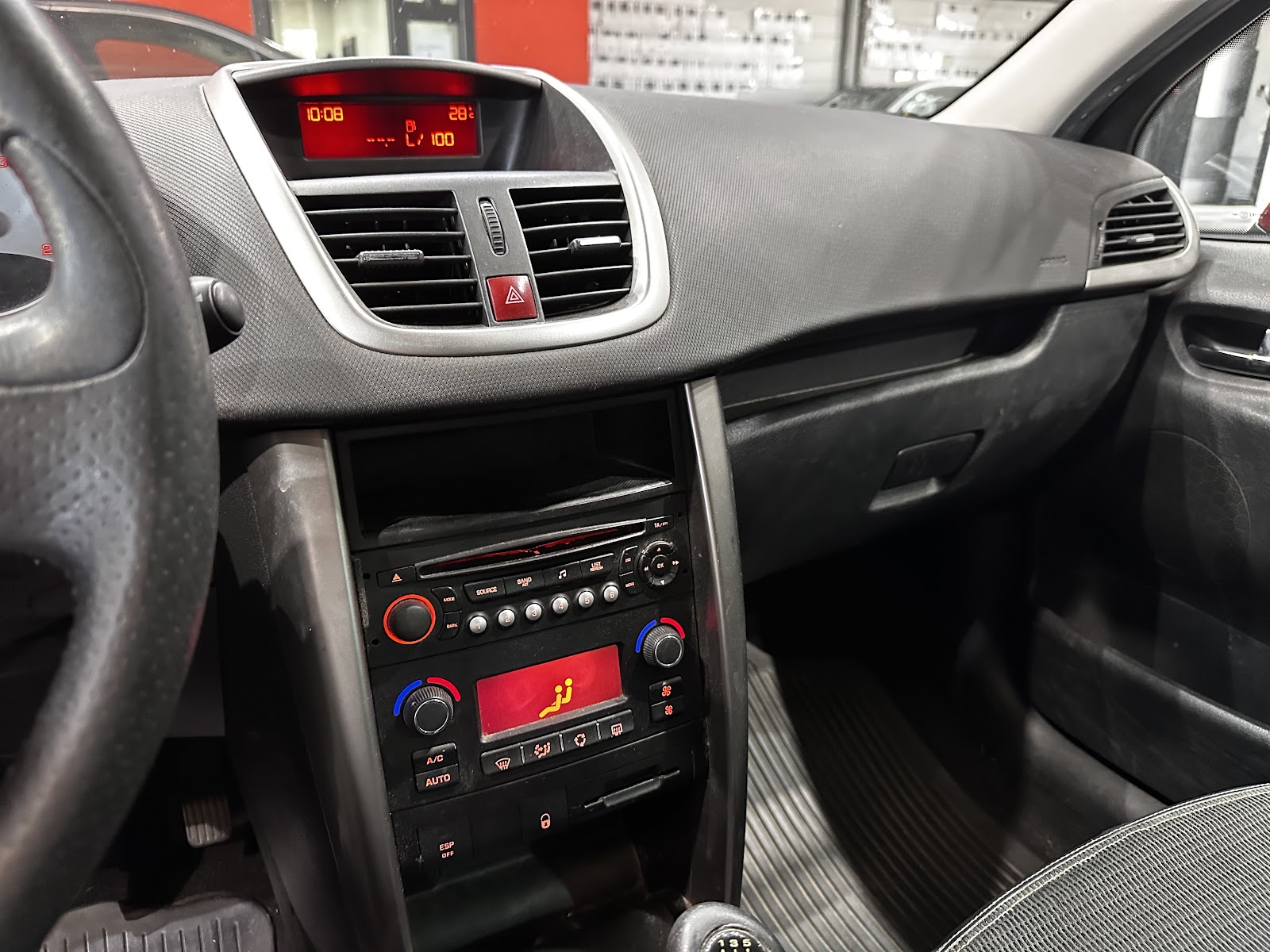 Foto 15 de PEUGEOT 207 2010 en venta en CSV Motor VALDEFUENTES