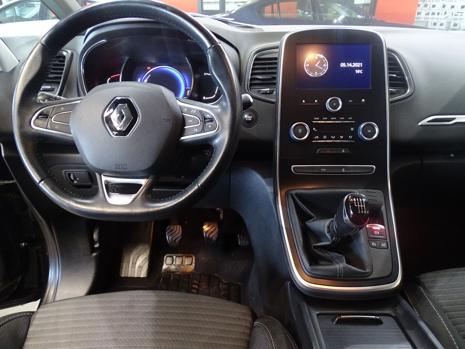 Foto 8 de RENAULT SCENIC 2017 en venta en CSV Motor VALDEFUENTES