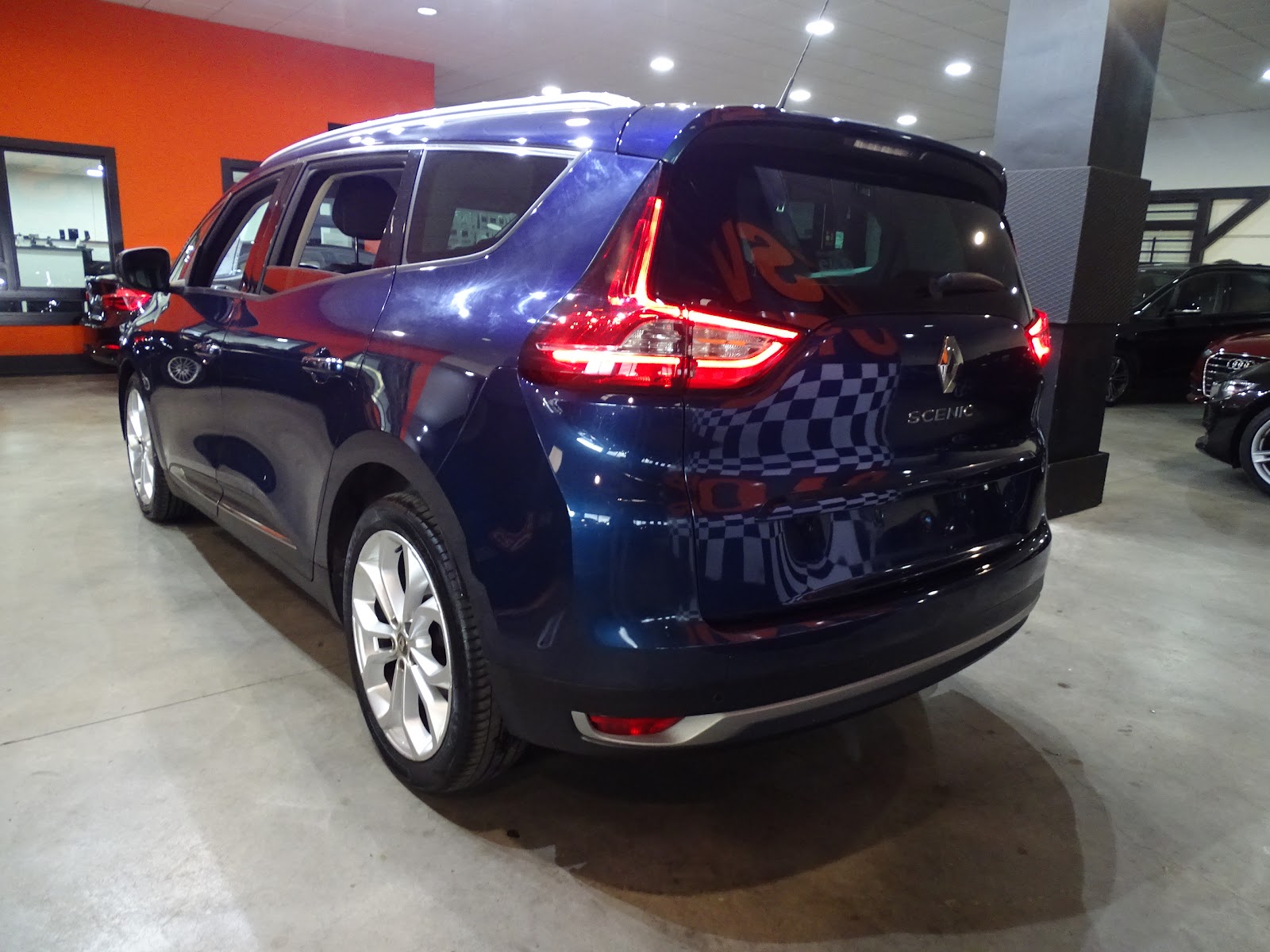 Foto 2 de RENAULT GRAND SCENIC 2018 en venta en CSV Motor VALDEFUENTES