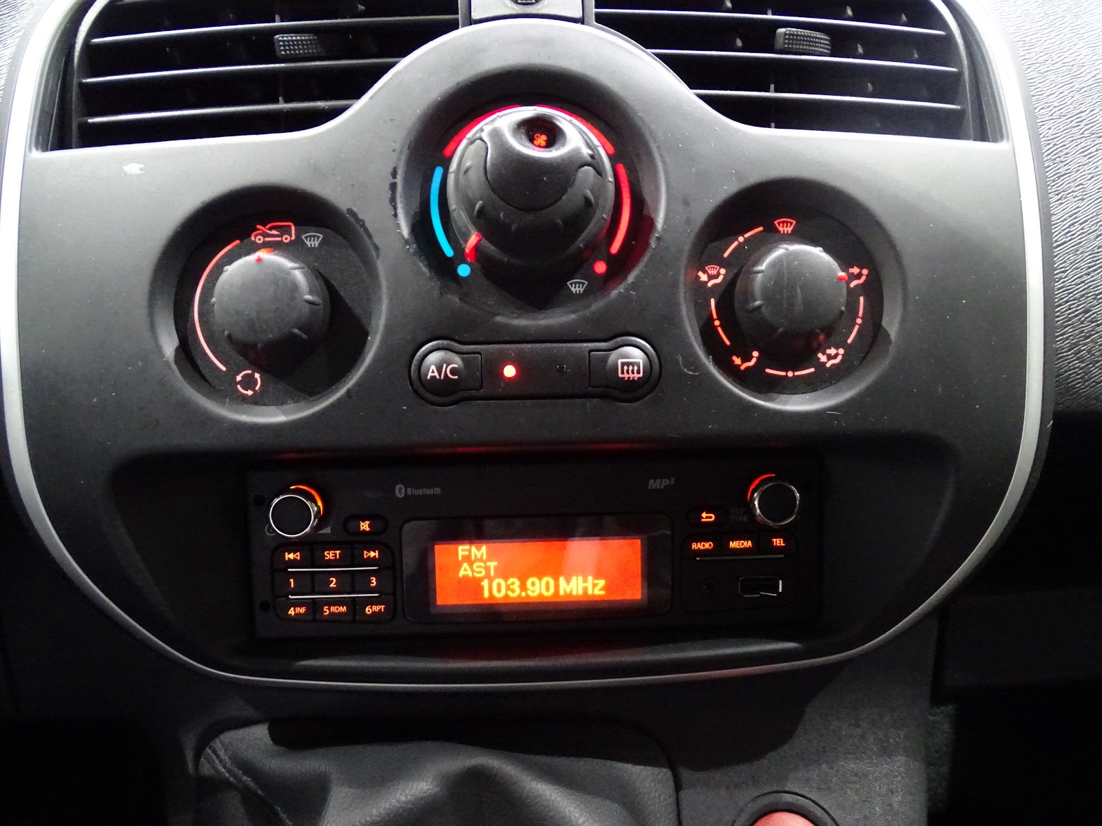 Foto 10 de RENAULT KANGOO 2018 en venta en CSV Motor VALDEFUENTES