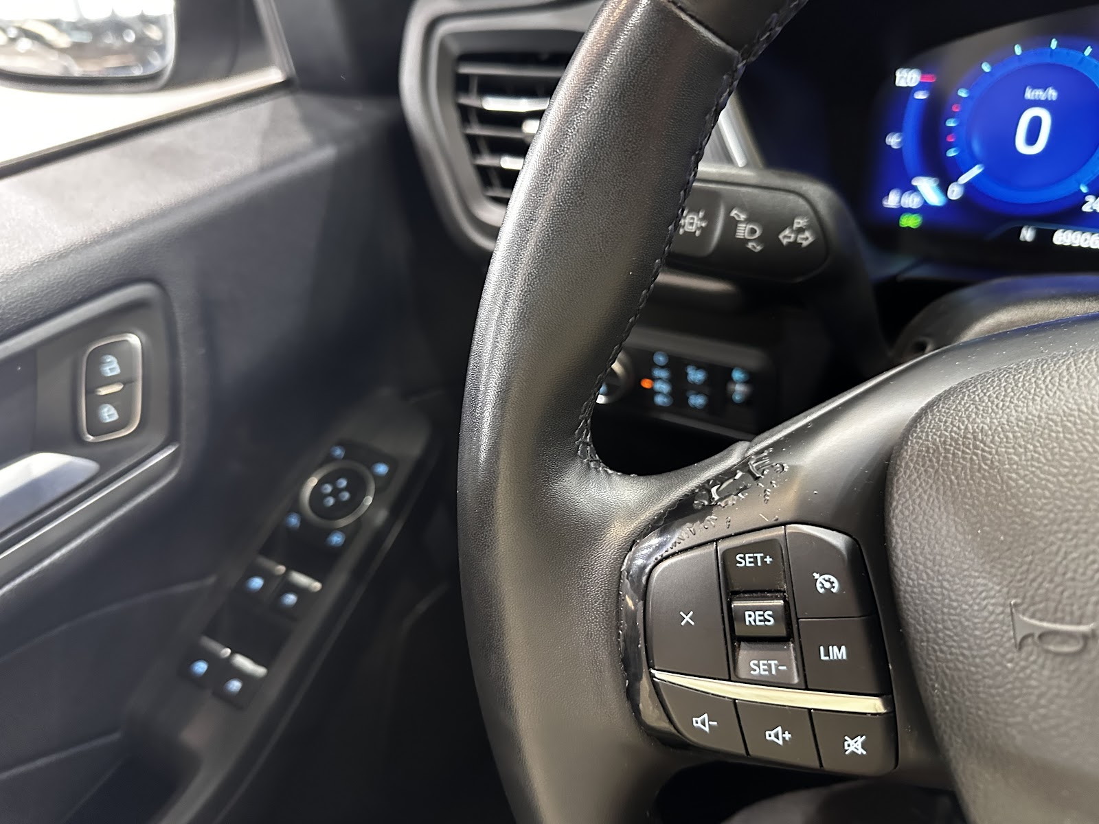 Foto 17 de FORD KUGA 2022 en venta en CSV Motor VALDEFUENTES