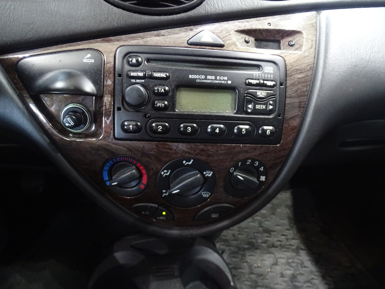 Foto 15 de FORD FOCUS 1999 en venta en CSV Motor