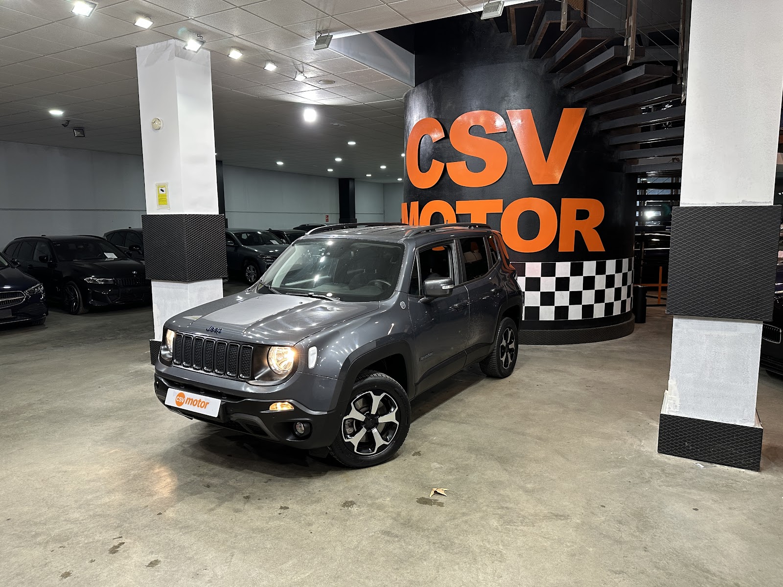 Foto 3 de Jeep Renegade 2022 en venta en CSV Motor VALENCIA · color Gris Metalizado