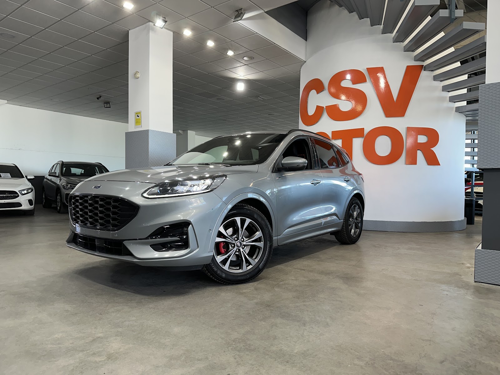 Foto 2 de FORD KUGA 2023 en venta en CSV Motor VALDEFUENTES