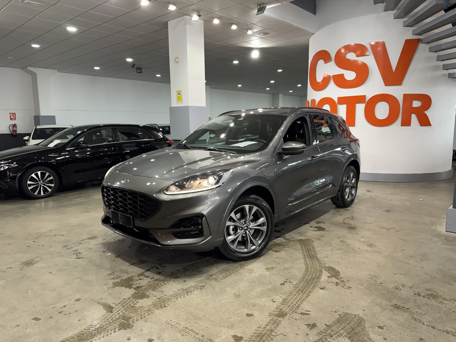 Foto 2 de FORD KUGA 2023 en venta en CSV Motor VALDEFUENTES