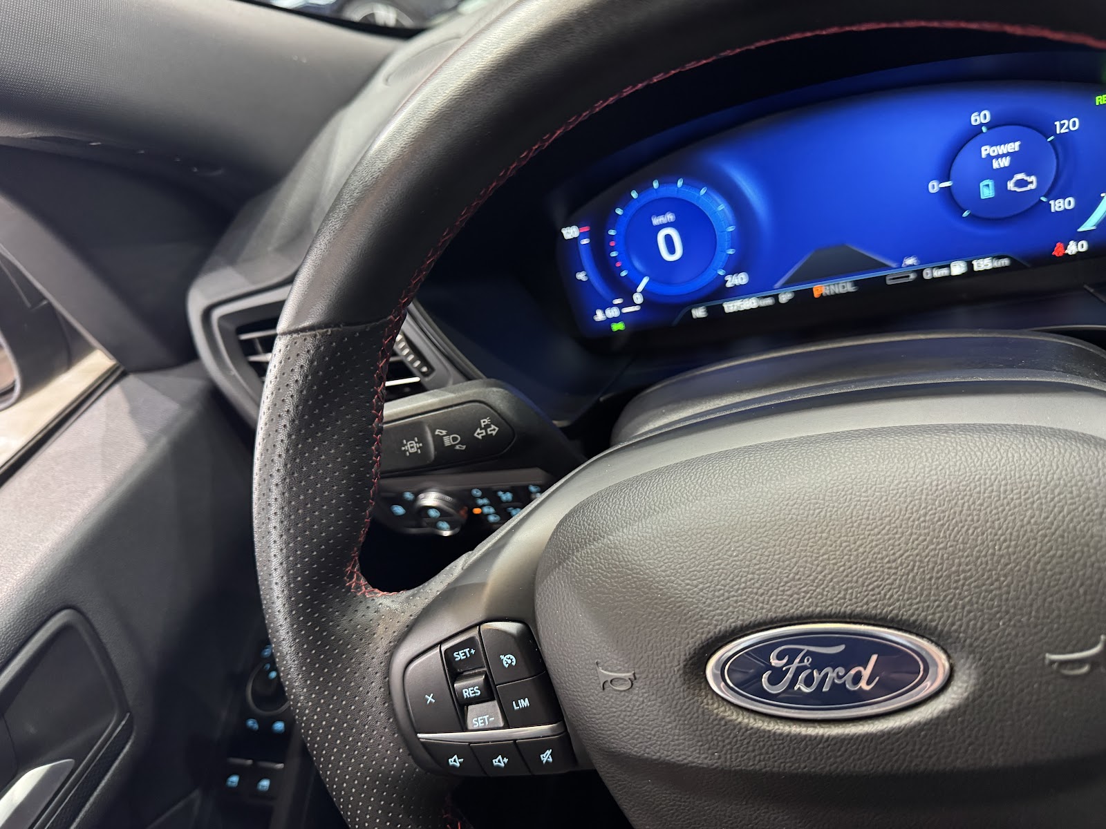Foto 17 de FORD KUGA 2023 en venta en CSV Motor VALDEFUENTES
