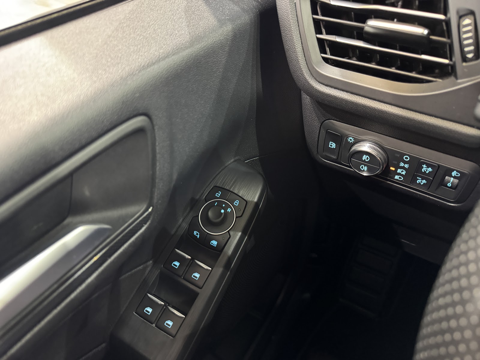 Foto 19 de FORD KUGA 2023 en venta en CSV Motor VALDEFUENTES