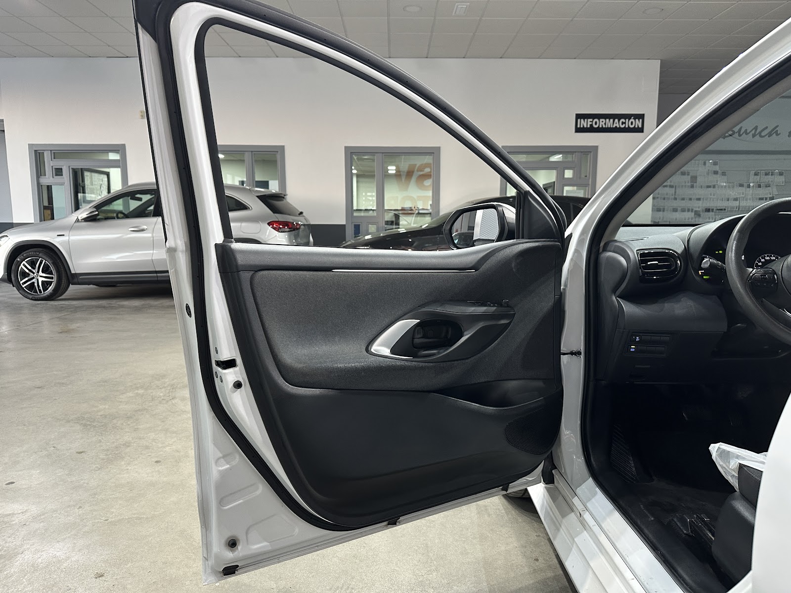 Foto 16 de TOYOTA YARIS 1.5HYBRID 100CV BUSINESS PLUS 2021 en venta en CSV Motor VALDEFUENTES