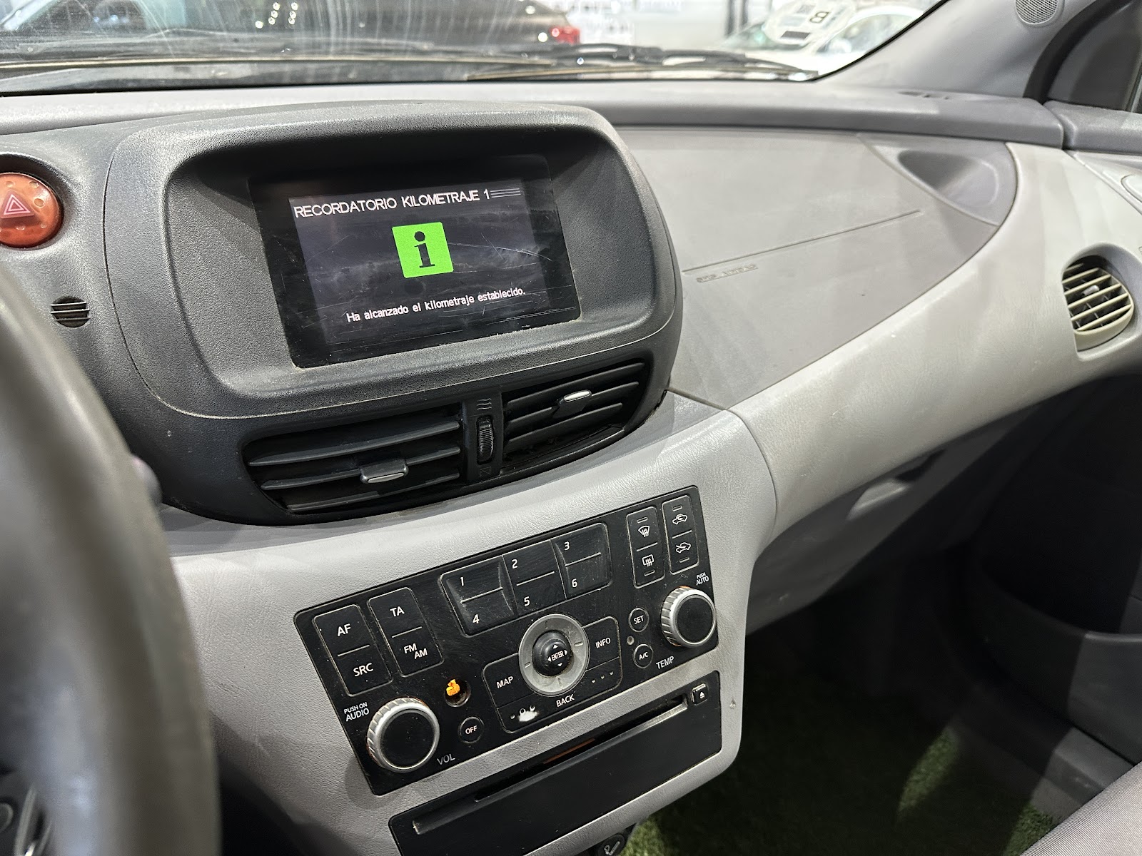 Foto 14 de NISSAN TINO 2004 en venta en CSV Motor VALDEFUENTES