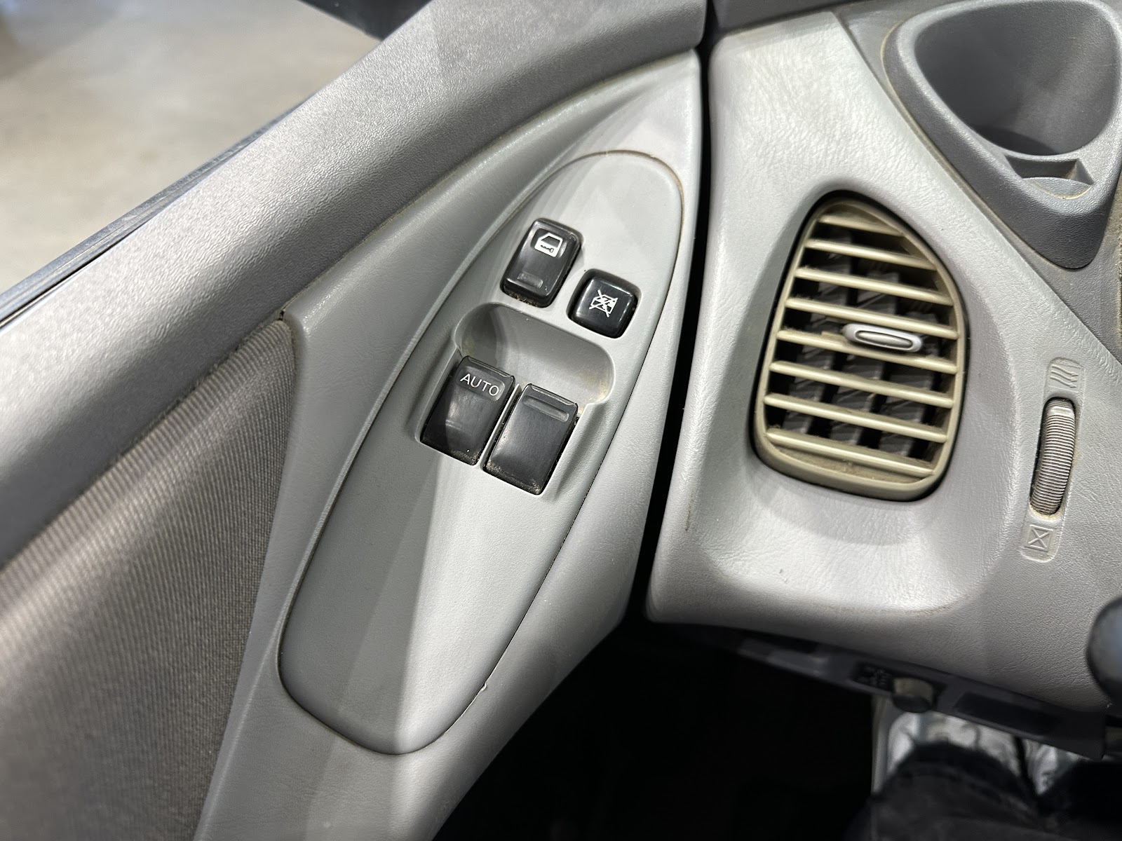 Foto 18 de NISSAN TINO 2004 en venta en CSV Motor VALDEFUENTES