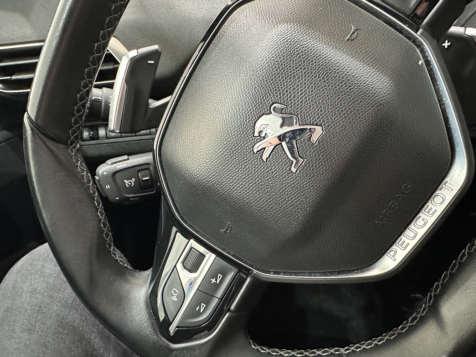 Foto 17 de PEUGEOT 3008 1.6HYBRID 225CV ALLURE PACK 2023 en venta en CSV Motor VALDEFUENTES