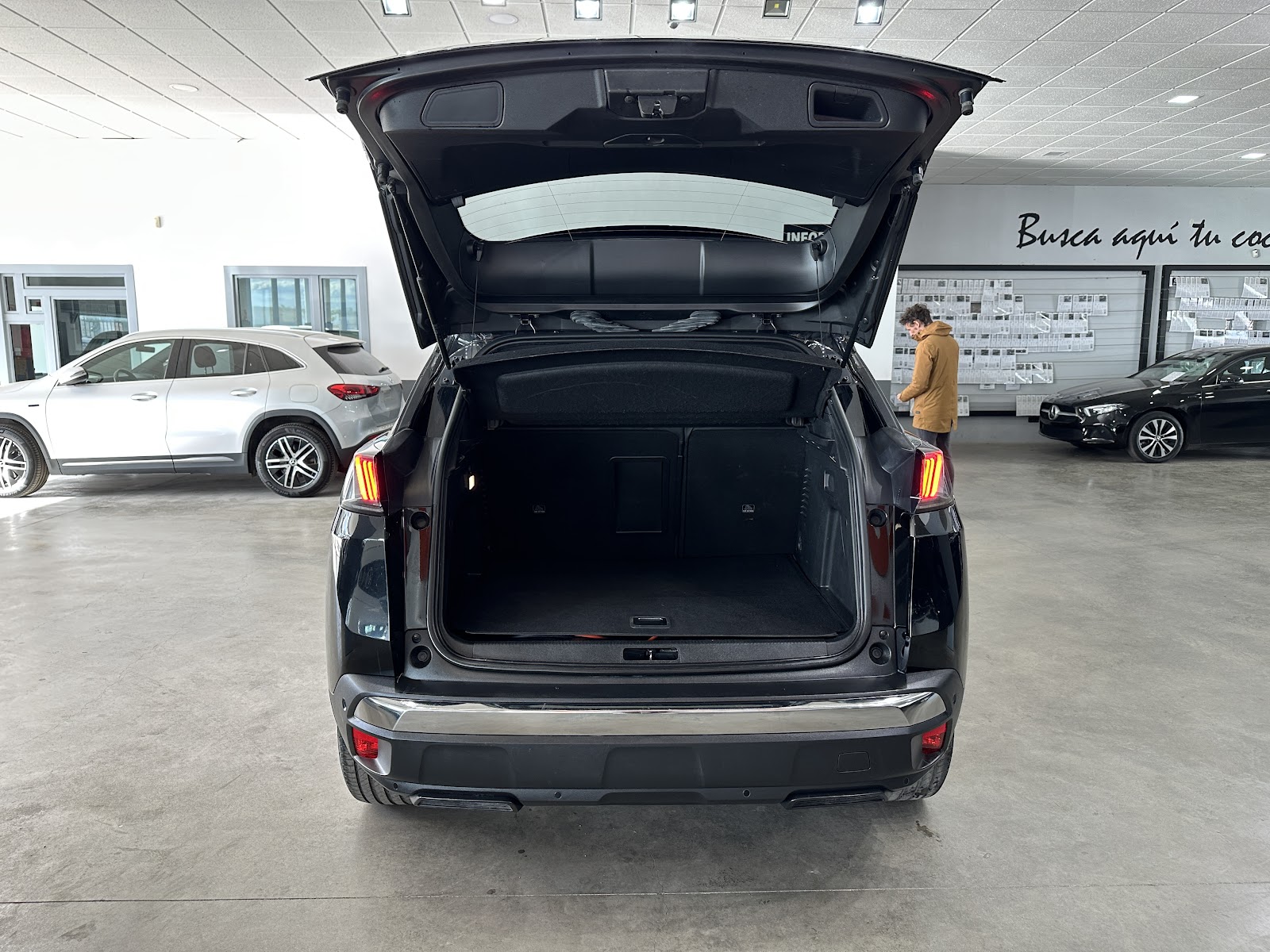 Foto 9 de PEUGEOT 3008 1.6HYBRID 225CV ALLURE PACK 2023 en venta en CSV Motor VALDEFUENTES