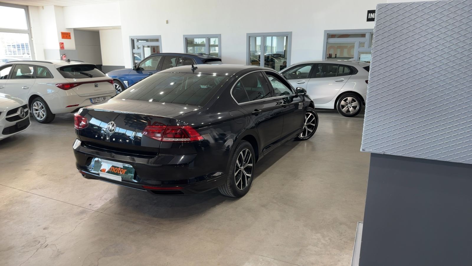 VOLKSWAGEN PASSAT — vista 3/4 trasera derecha | CSV Motor VALDEFUENTES