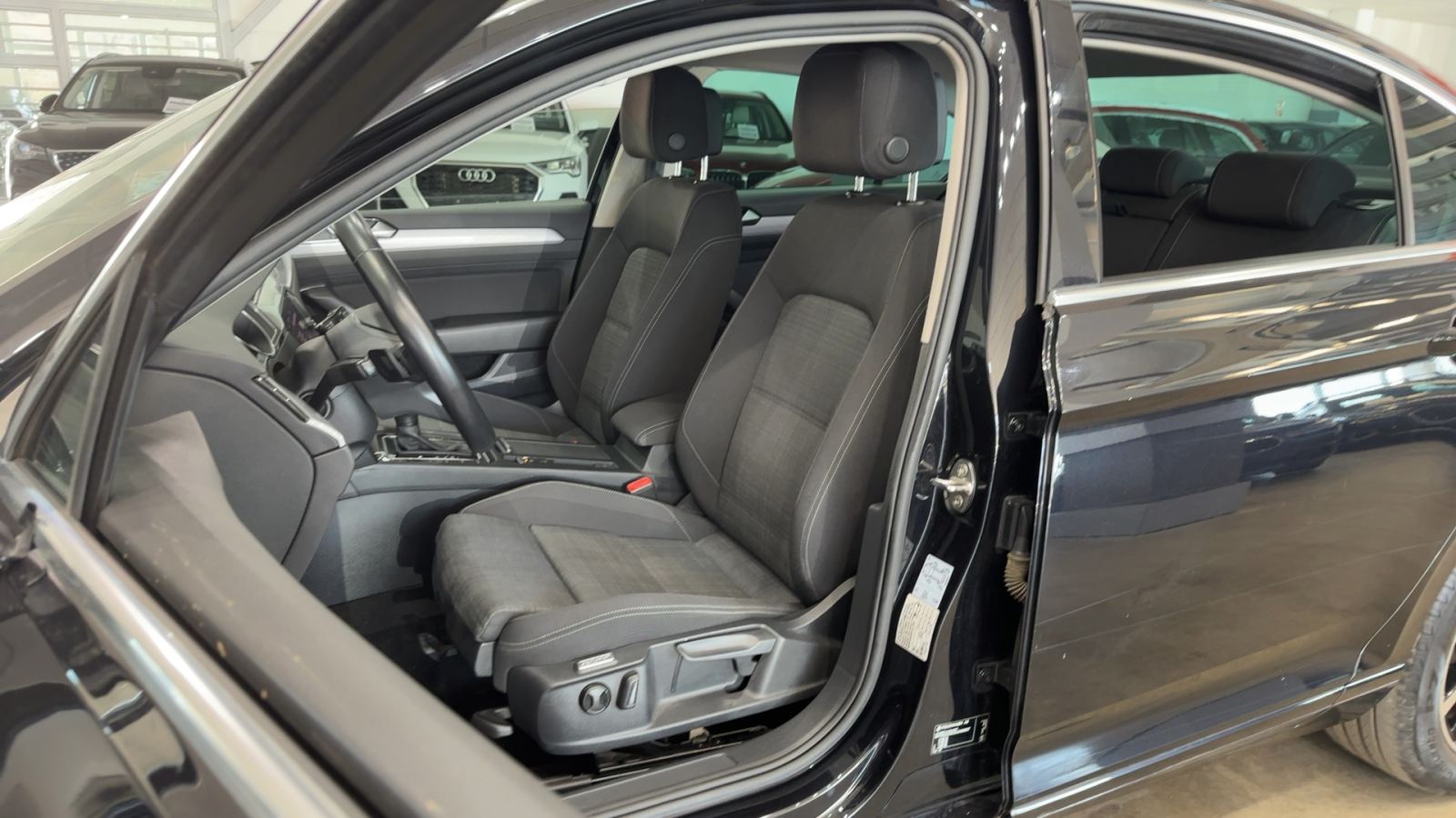 VOLKSWAGEN PASSAT — interior asientos delanteros | CSV Motor VALDEFUENTES