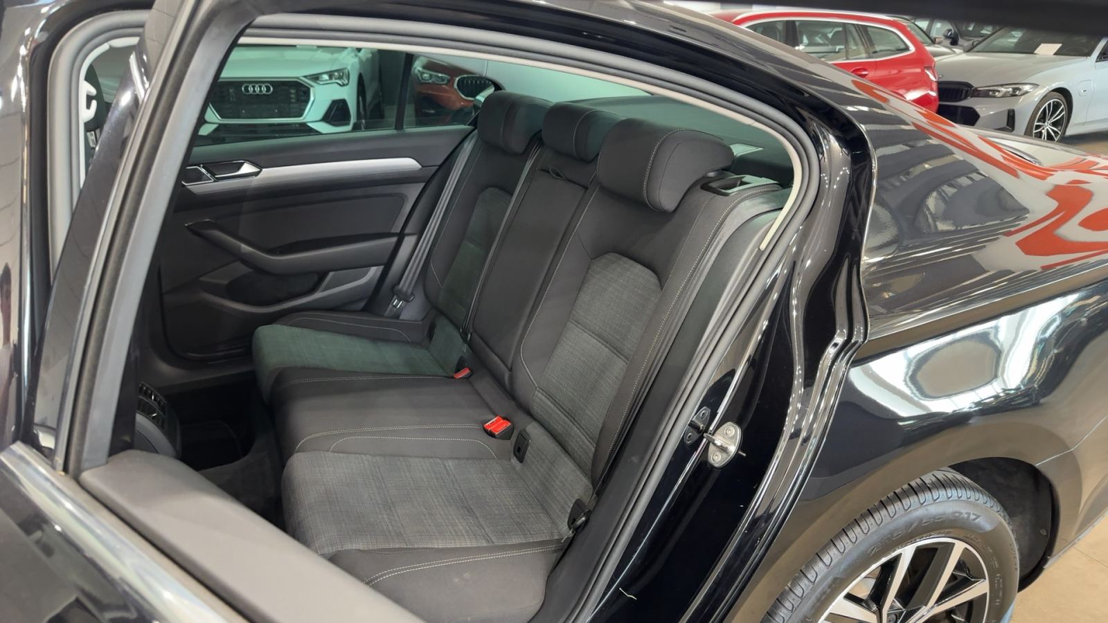 VOLKSWAGEN PASSAT — interior asientos traseros | CSV Motor VALDEFUENTES