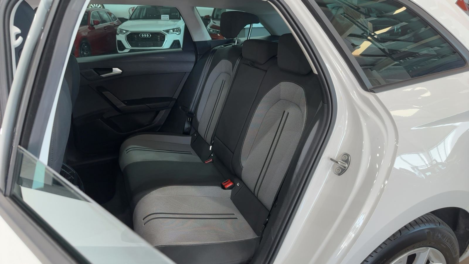 SEAT LEON — interior asientos traseros | CSV Motor BARCELONA