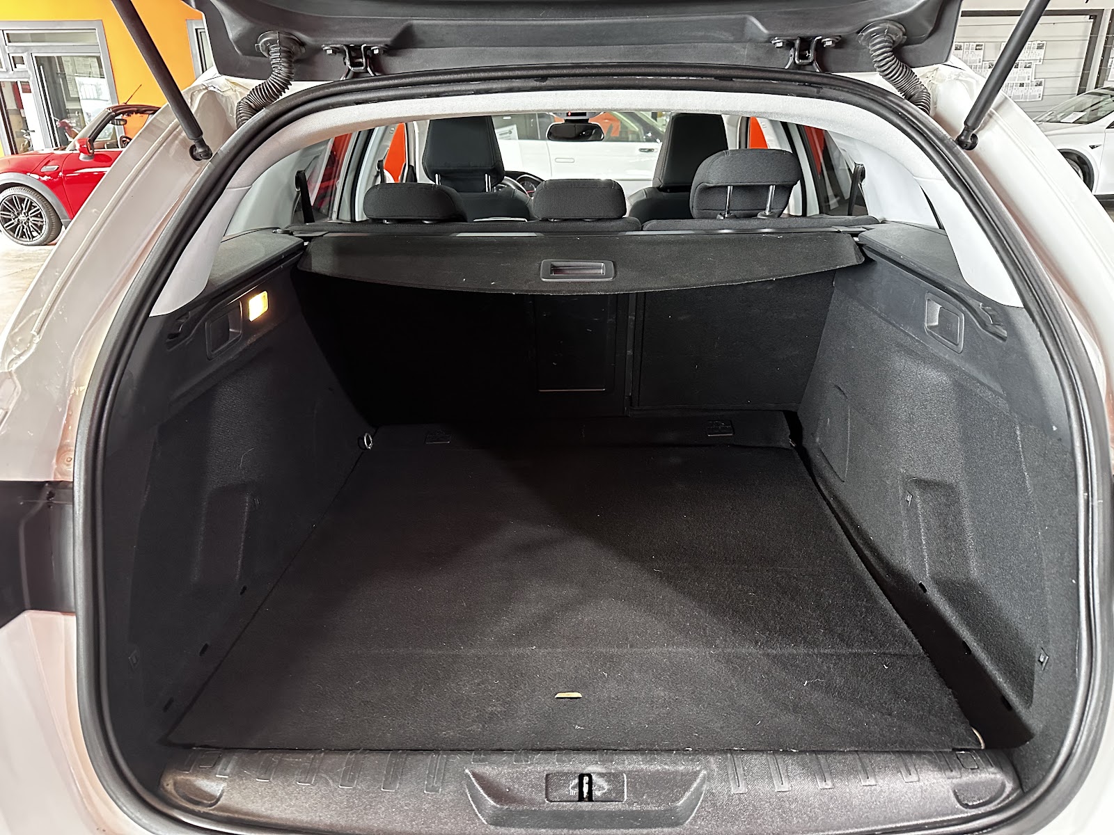 Foto 8 de PEUGEOT NUEVO 308 SW ALLURE 1 2017 en venta en CSV Motor VALDEFUENTES
