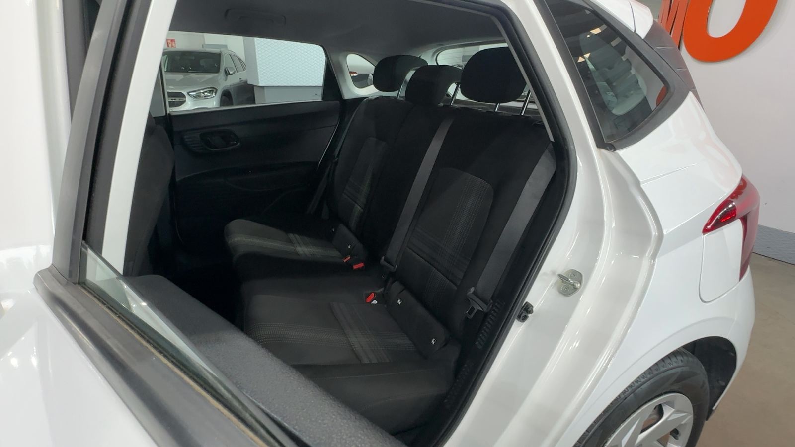 HYUNDAI I20 — interior asientos traseros | CSV Motor VALDEFUENTES
