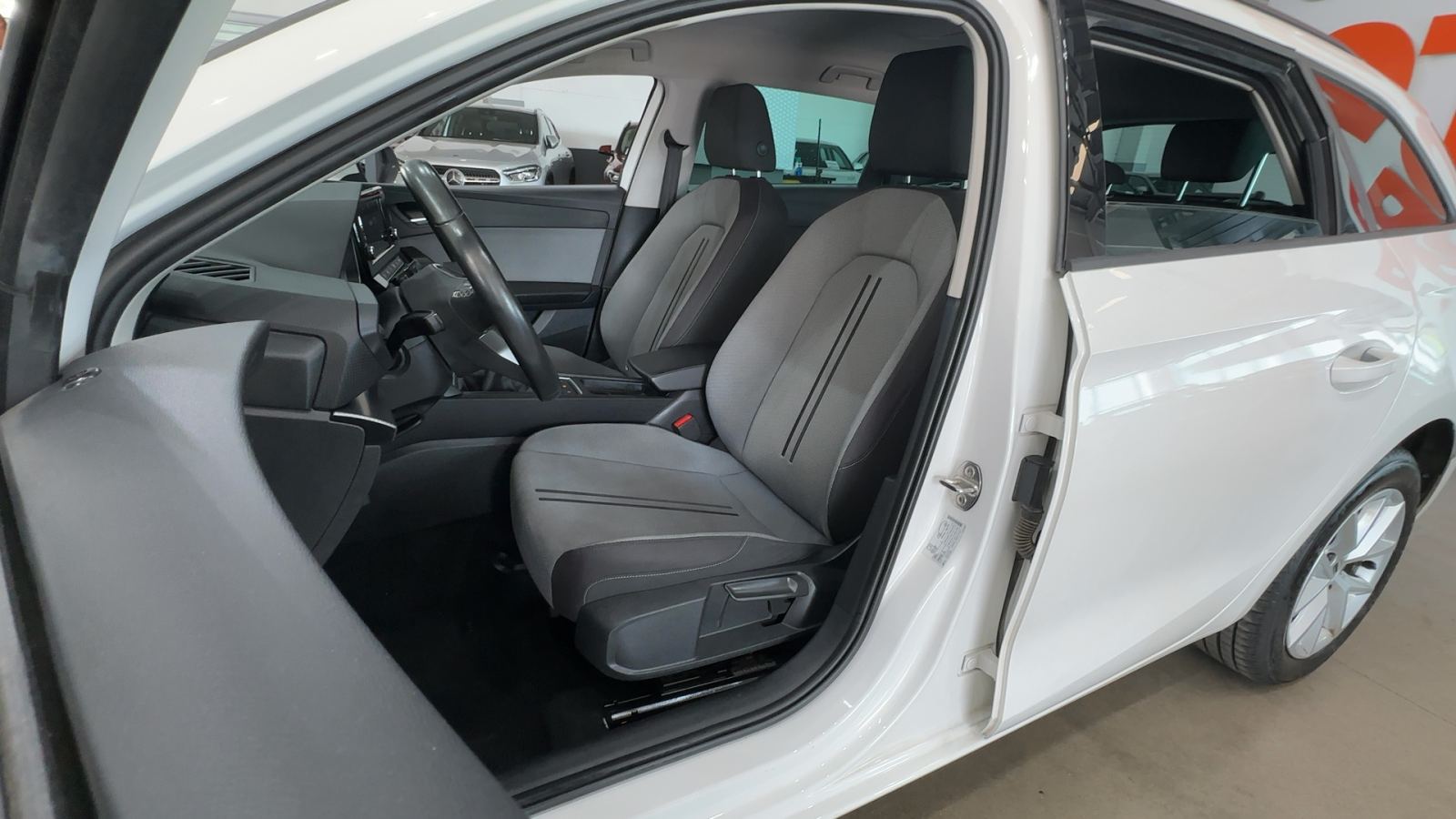 SEAT LEON — interior asientos delanteros | CSV Motor VALDEFUENTES