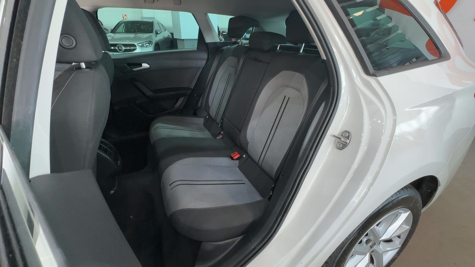 SEAT LEON — interior asientos traseros | CSV Motor VALDEFUENTES