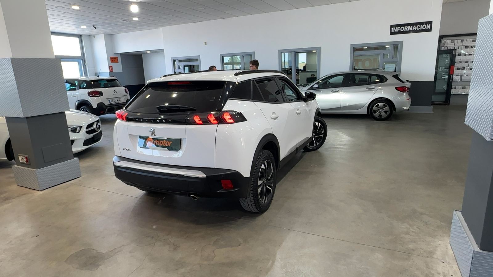 PEUGEOT 2008 — vista 3/4 trasera derecha | CSV Motor VALDEFUENTES