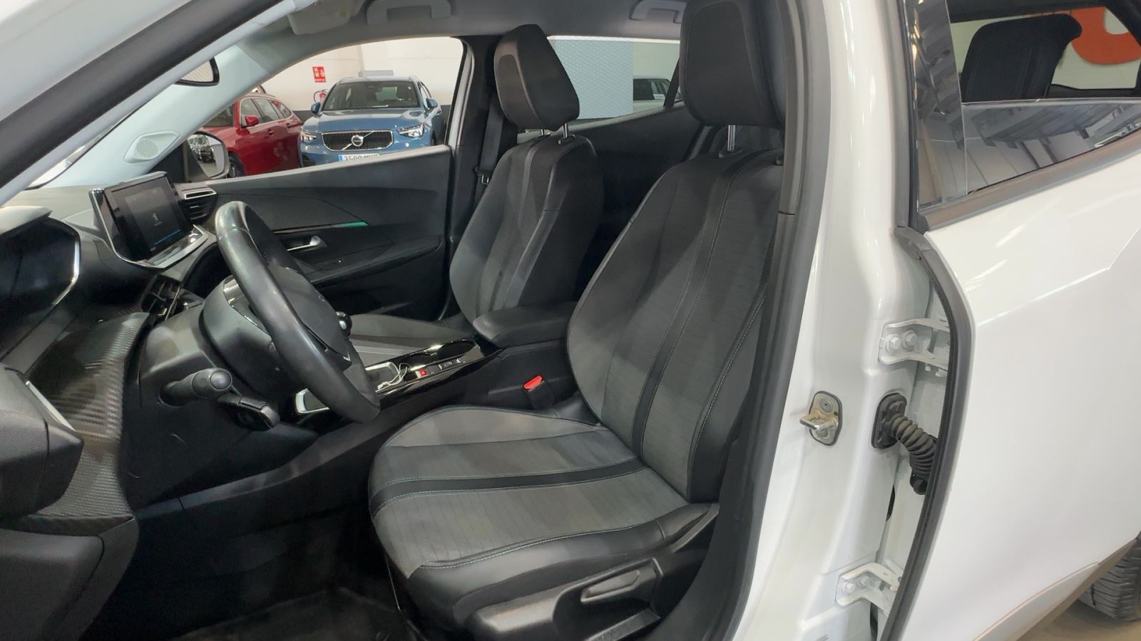 PEUGEOT 2008 — interior asientos delanteros | CSV Motor VALDEFUENTES
