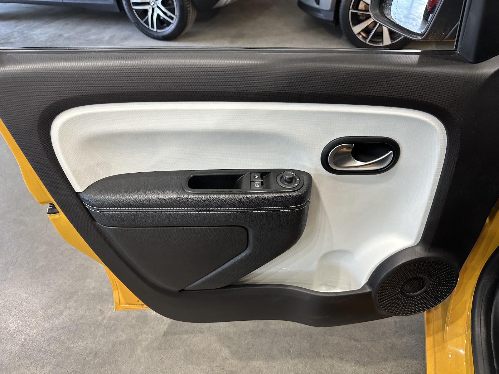 Foto 20 de RENAULT TWINGO 2023 en venta en CSV Motor BILBAO