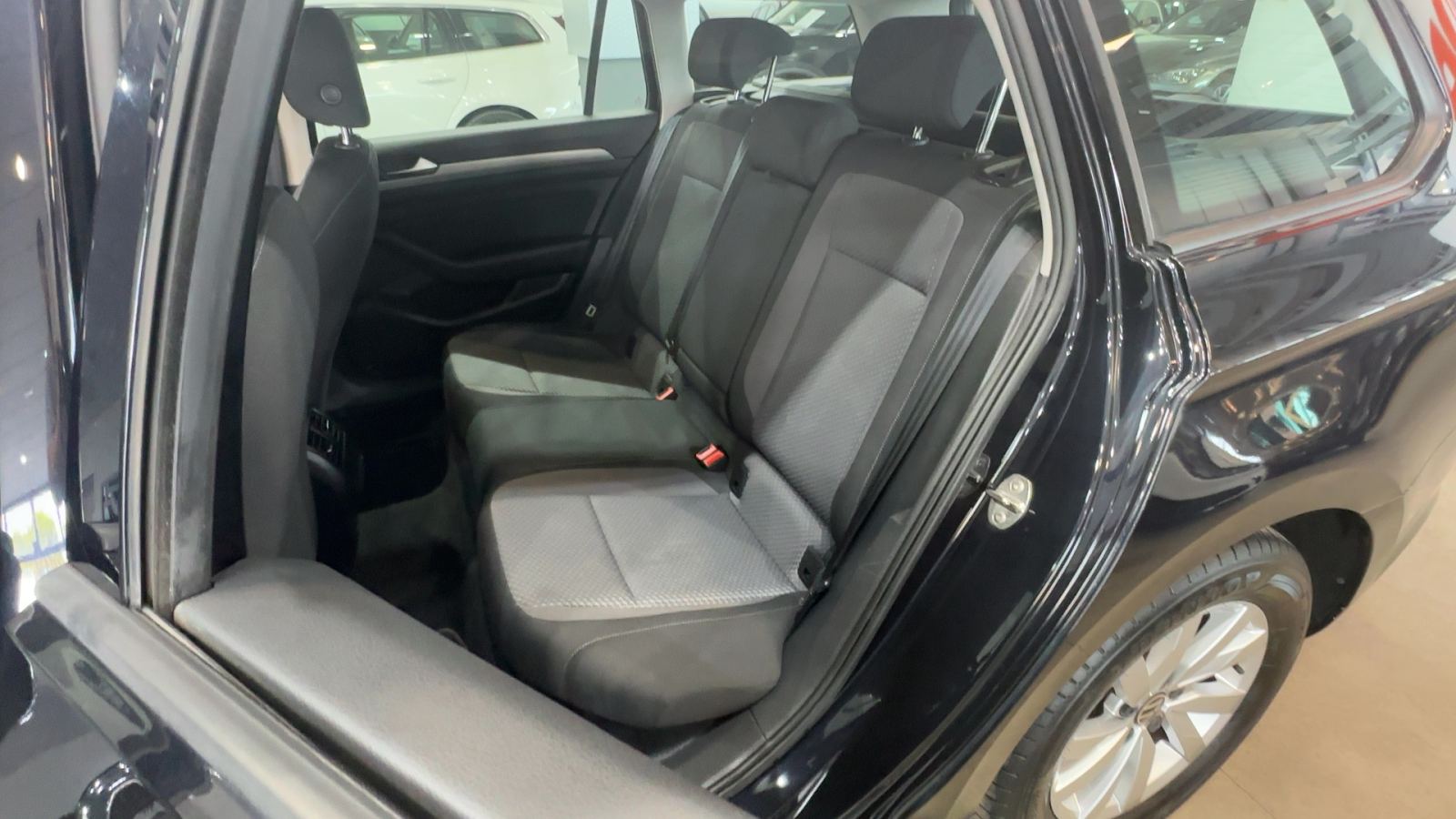 VOLKSWAGEN PASSAT — interior asientos traseros | CSV Motor BARCELONA