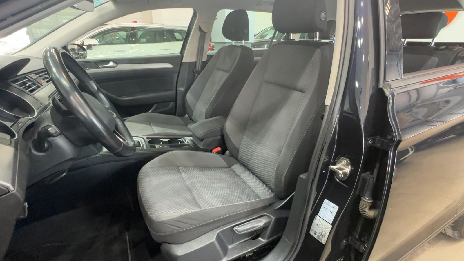 VOLKSWAGEN PASSAT — interior asientos delanteros | CSV Motor BARCELONA