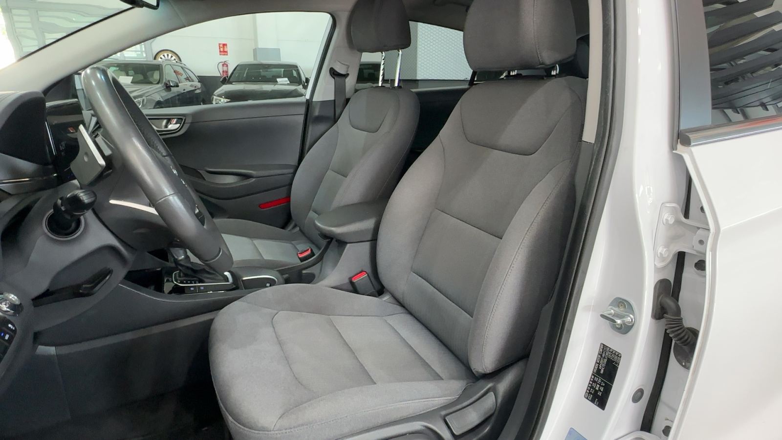 HYUNDAI IONIQ — interior asientos delanteros | CSV Motor VALDEFUENTES