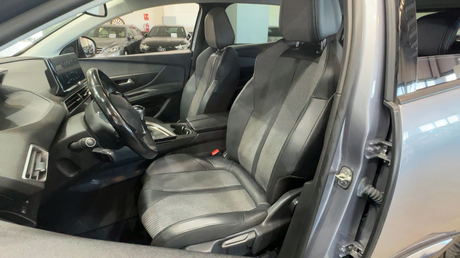 PEUGEOT 3008 — interior asientos delanteros | CSV Motor VALDEFUENTES