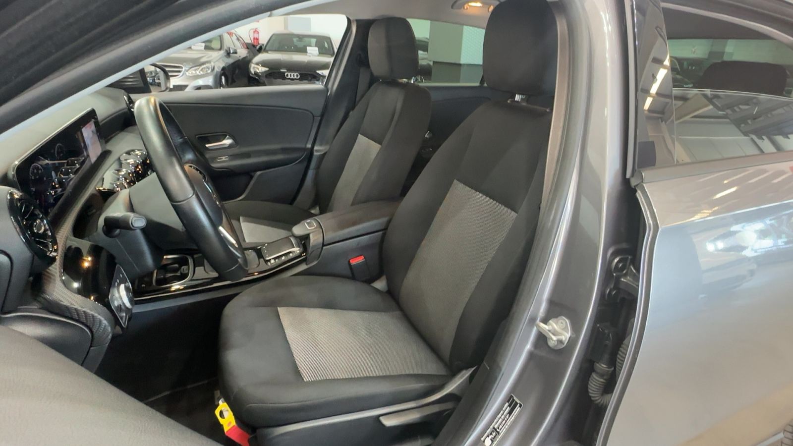 MERCEDES-BENZ CLASE A — interior asientos delanteros | CSV Motor VALDEFUENTES