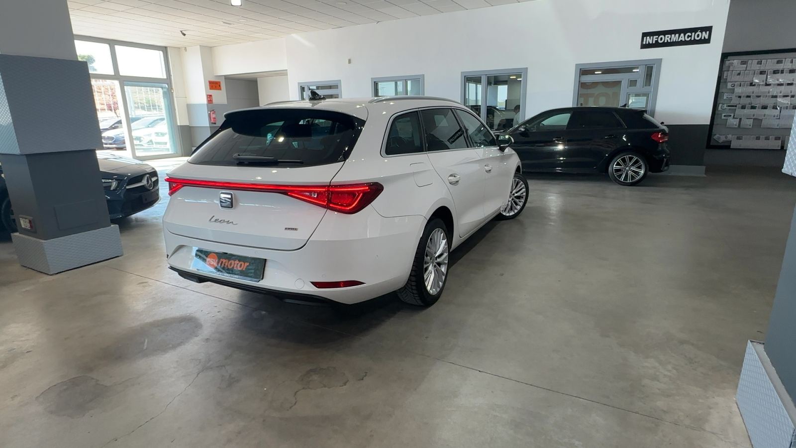SEAT LEÓN — vista 3/4 trasera derecha | CSV Motor VALDEFUENTES