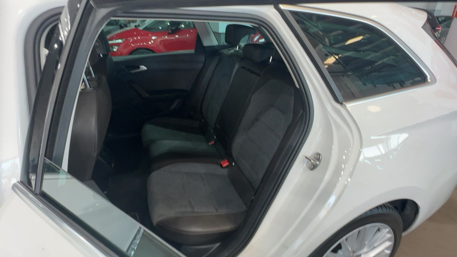 SEAT LEÓN — interior asientos traseros | CSV Motor VALDEFUENTES