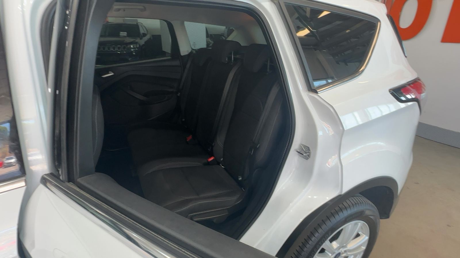 FORD KUGA — interior asientos traseros | CSV Motor VALDEFUENTES