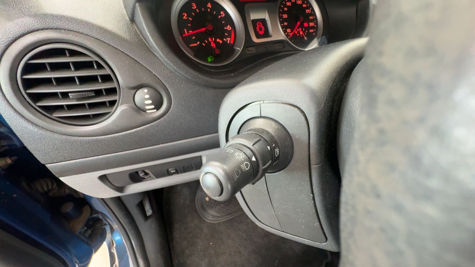 RENAULT CLIO — interior asientos traseros | CSV Motor VALDEFUENTES