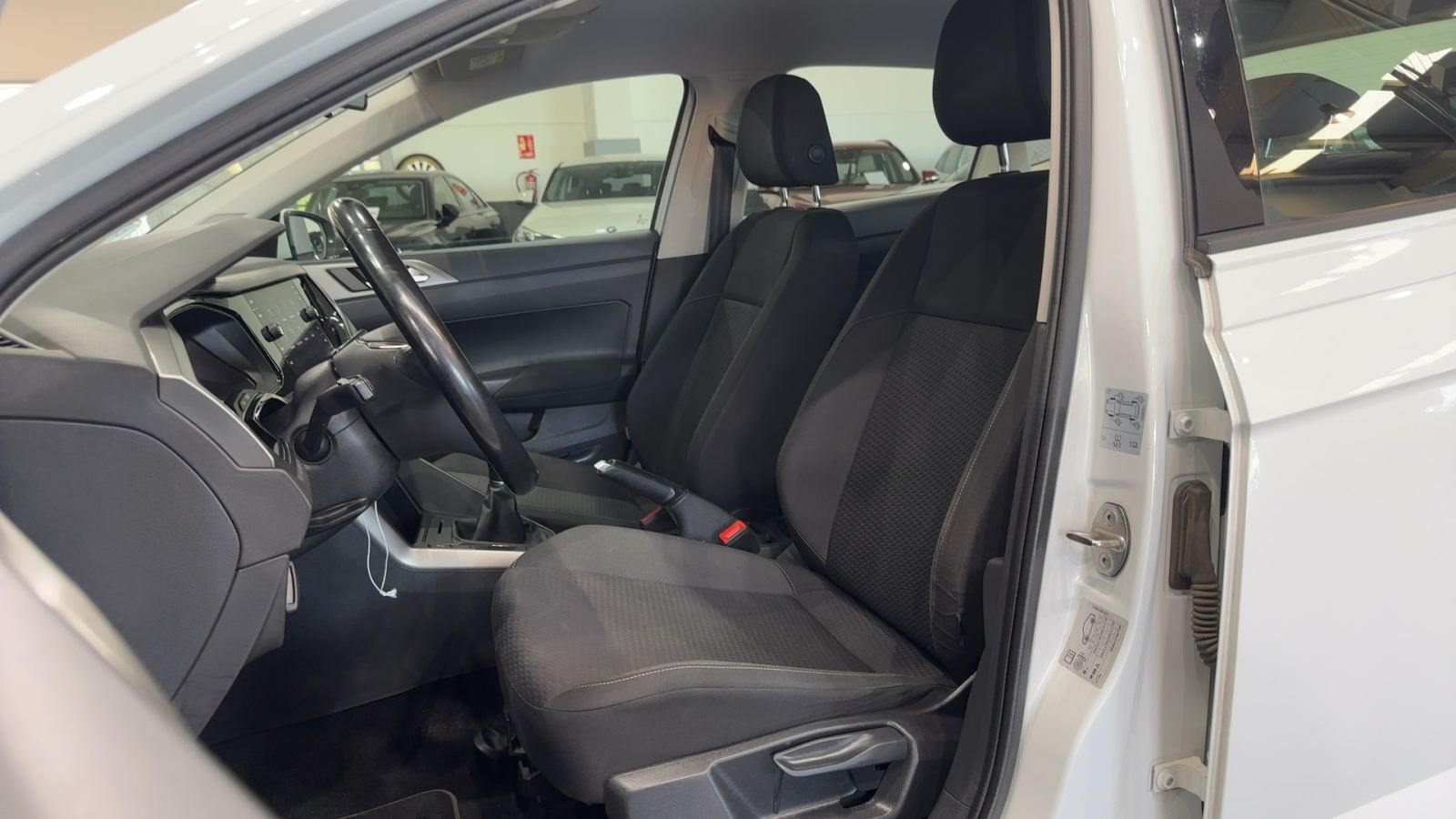 VOLKSWAGEN POLO — interior asientos delanteros | CSV Motor VALDEFUENTES