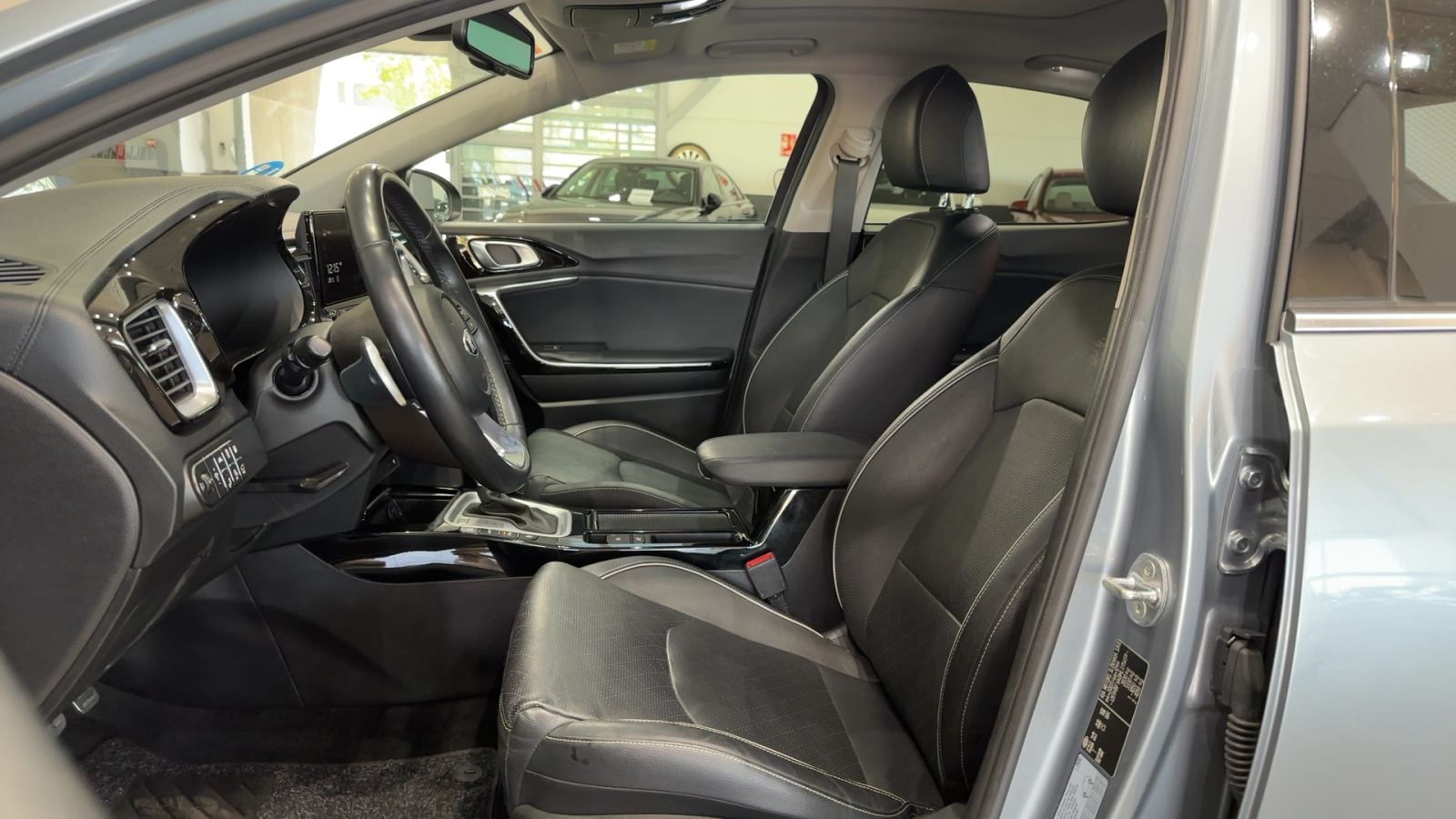 KIA XCEED — interior asientos delanteros | CSV Motor VALDEFUENTES