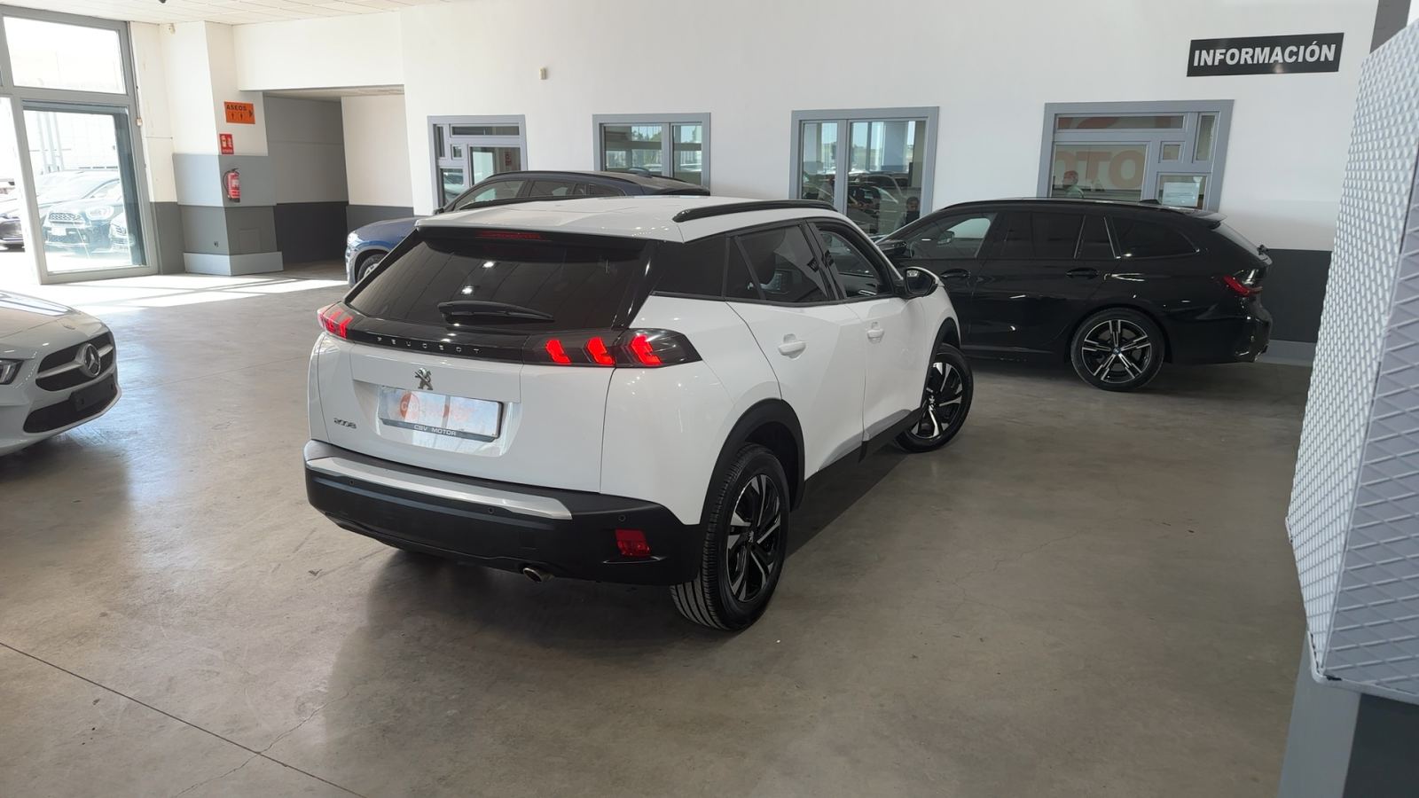 PEUGEOT 2008 — vista 3/4 trasera derecha | CSV Motor VALDEFUENTES