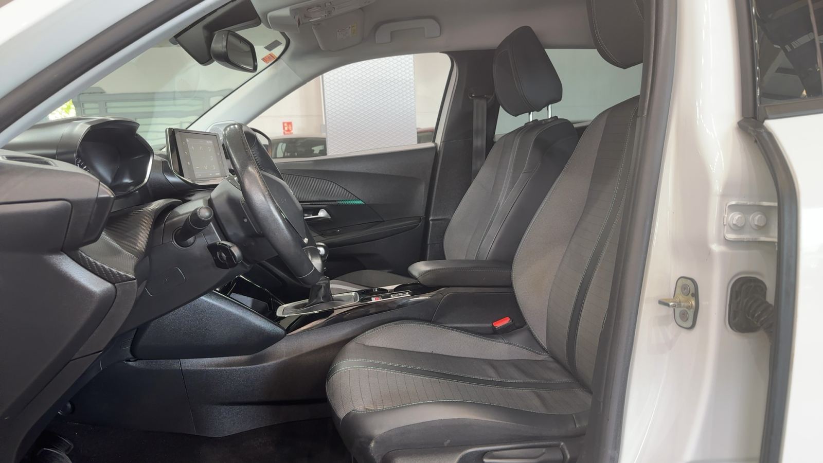 PEUGEOT 2008 — interior asientos delanteros | CSV Motor VALDEFUENTES