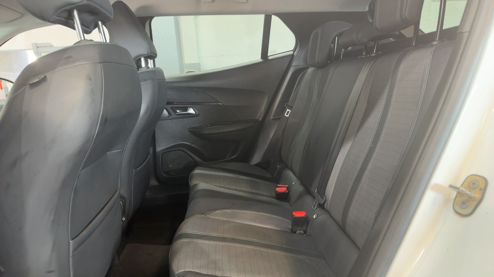 PEUGEOT 2008 — interior asientos traseros | CSV Motor VALDEFUENTES