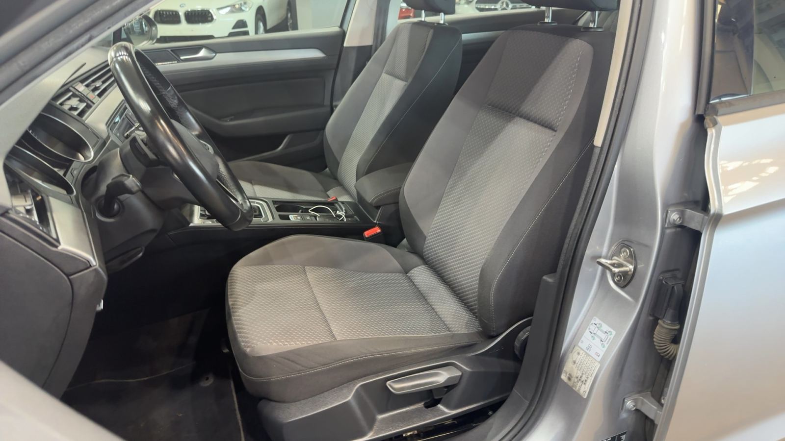 VOLKSWAGEN PASSAT — interior asientos delanteros | CSV Motor VALDEFUENTES