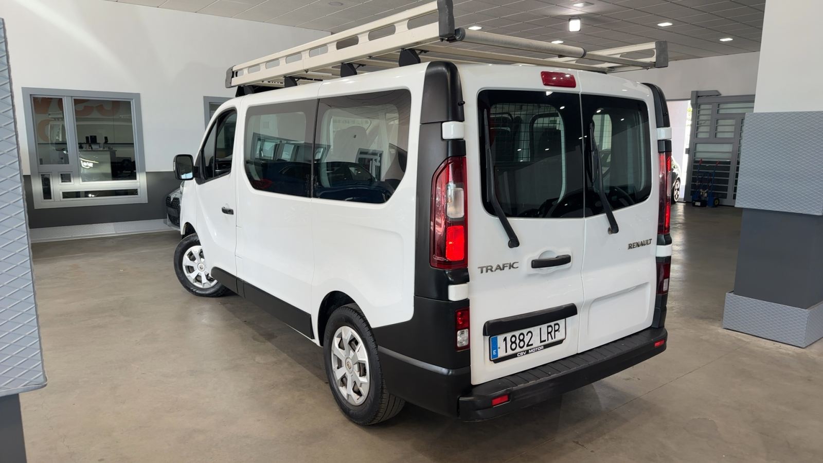 RENAULT TRAFIC — vista 3/4 trasera izquierda | CSV Motor VALDEFUENTES