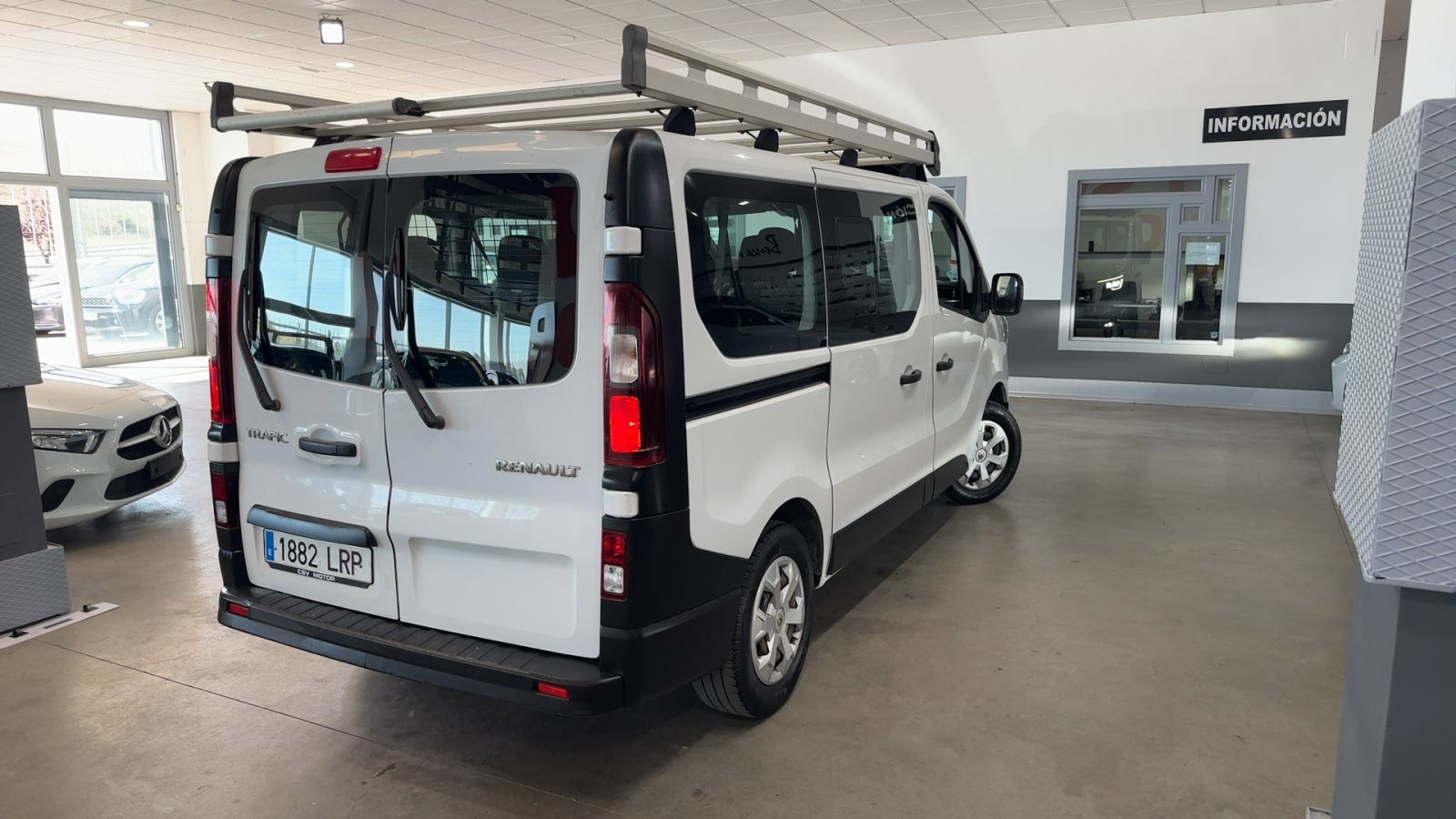 RENAULT TRAFIC — vista 3/4 trasera derecha | CSV Motor VALDEFUENTES