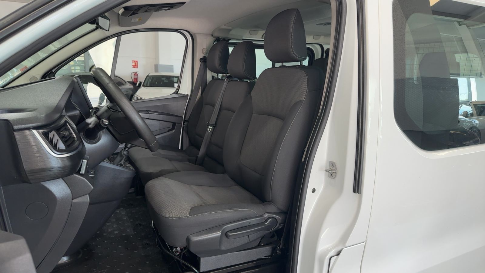 RENAULT TRAFIC — interior asientos delanteros | CSV Motor VALDEFUENTES