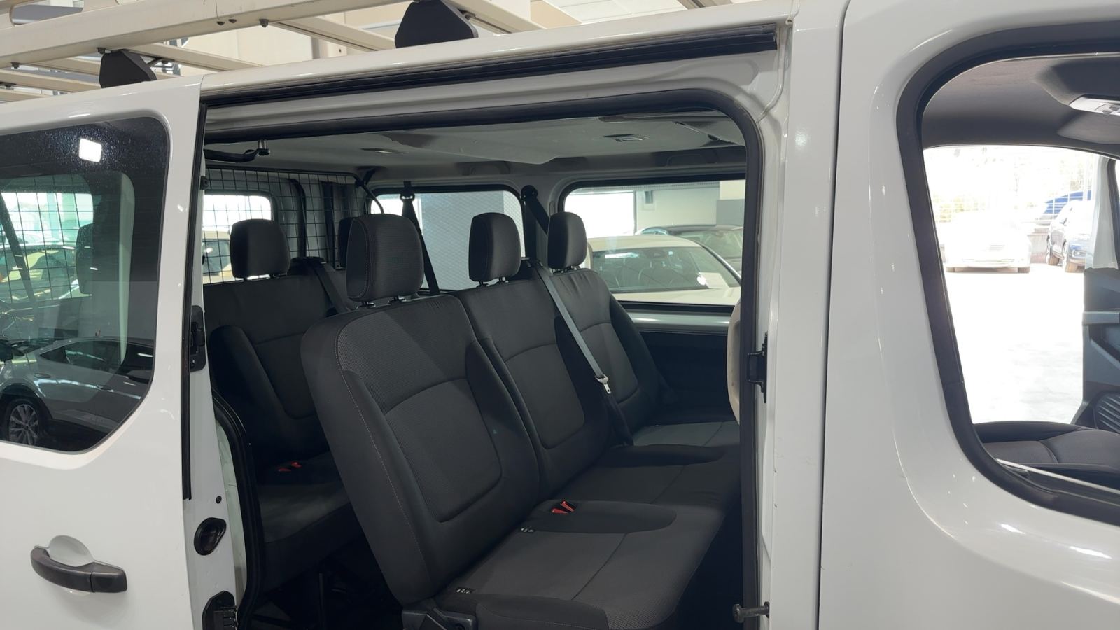 RENAULT TRAFIC — interior asientos traseros | CSV Motor VALDEFUENTES