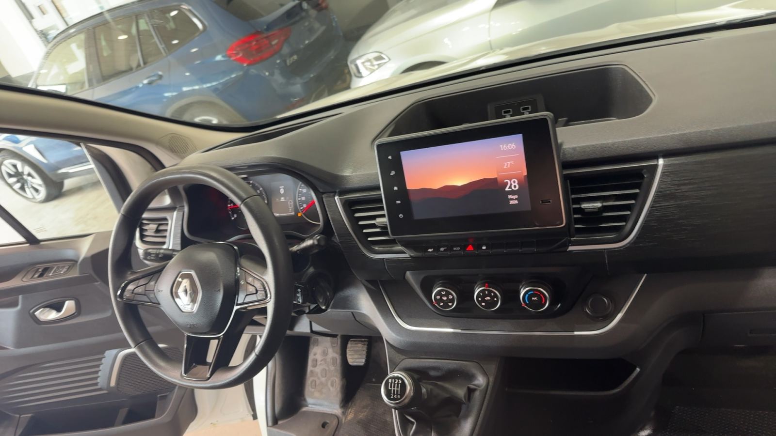 RENAULT TRAFIC — salpicadero y consola central | CSV Motor VALDEFUENTES
