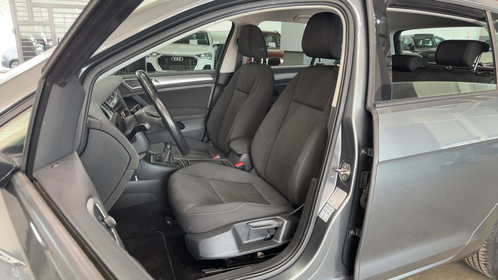 VOLKSWAGEN GOLF — interior asientos delanteros | CSV Motor VALDEFUENTES