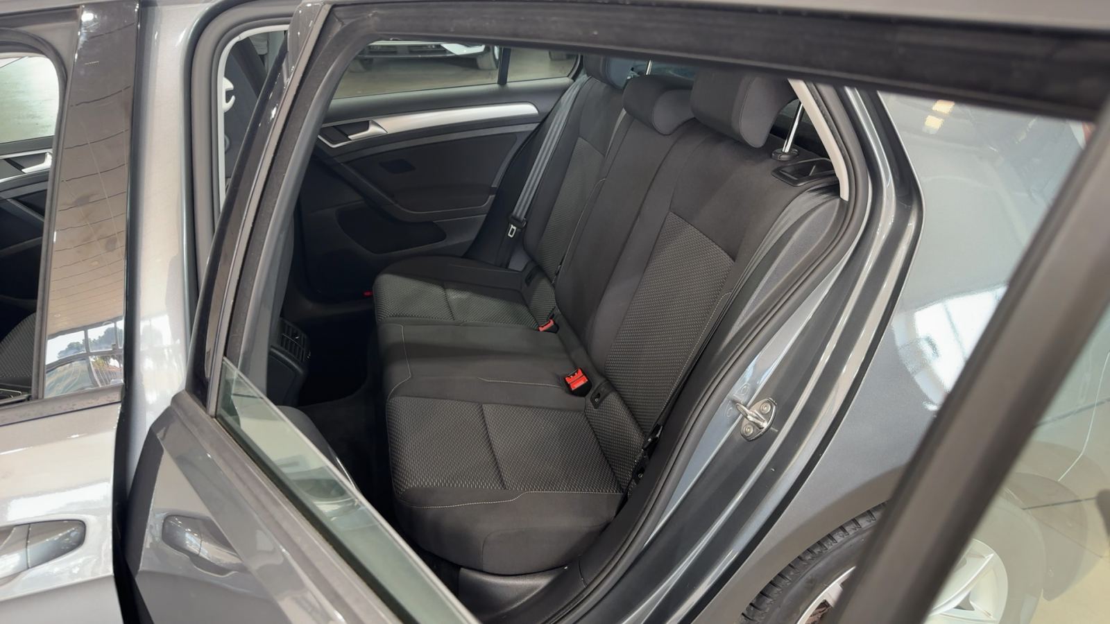 VOLKSWAGEN GOLF — interior asientos traseros | CSV Motor VALDEFUENTES